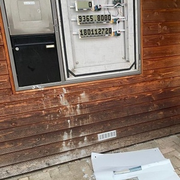 zerstrte Anzeigetafel zur Photovoltaikanlage der Sommerbergschule